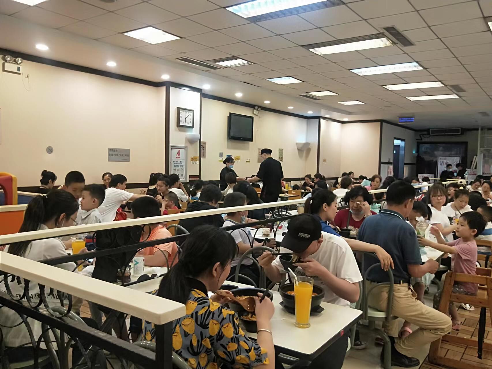 康德專注于食品調(diào)味料已十八年有余，一直注重出品的安全、穩(wěn)定，強調(diào)給商家?guī)韽N師便捷,出品穩(wěn)定，減少能耗，安全有保障！歡迎有意合作老板質(zhì)詢來工廠考察！